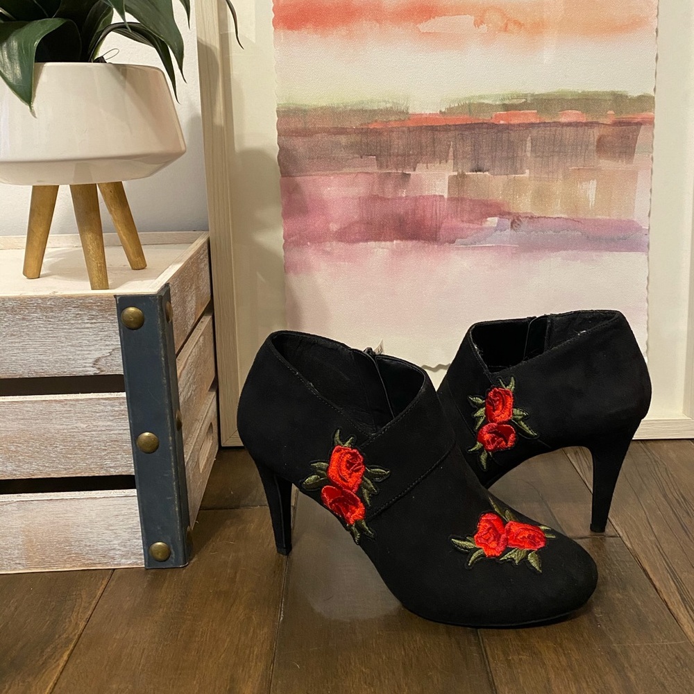 NWT impo embroidered heels